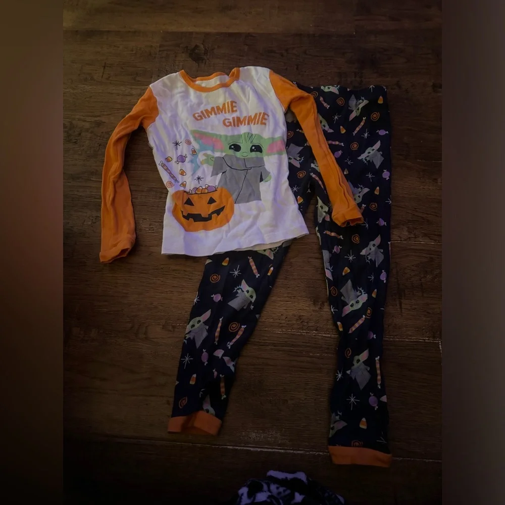 Girls size 8 Halloween baby Yoda pajamas girls Mandalorian